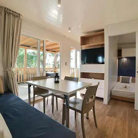 Kamp Rozac 3* Τρογκίρ