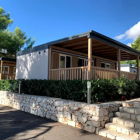 Kamp Rozac 3* Τρογκίρ