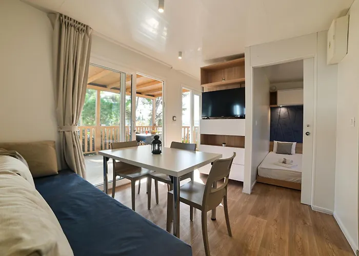 Kamp Rozac 3* Τρογκίρ